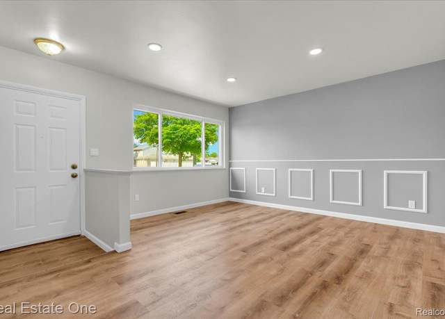Property at 3218 E 14 Mile Rd, Warren, MI 48092, 3 beds, 1 bath