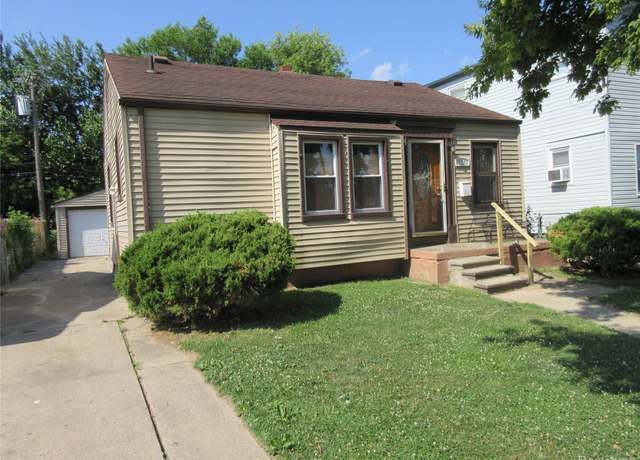 Property at 18532 Roscommon St, Grosse Pointe Woods, MI 48225, 2 beds, 1 bath