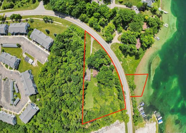 Property at 3382 W Silver Lake Rd, Fenton, MI 48430, 2 beds, 1 bath
