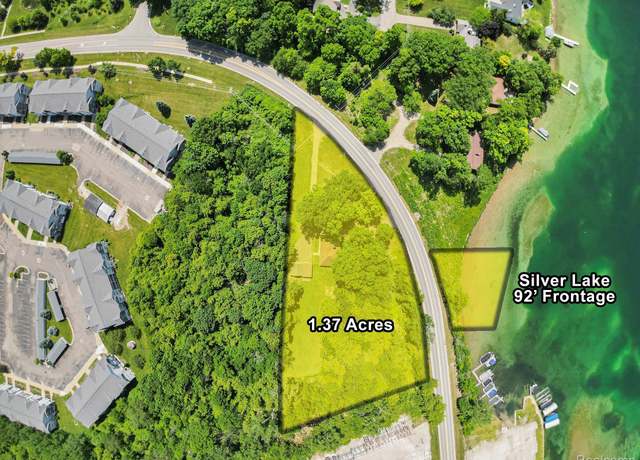 Property at 3382 W Silver Lake Rd, Fenton, MI 48430, 2 beds, 1 bath