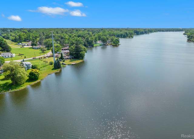 Property at 4055 Mitchell Dr, Genesee Charter Township, MI 48506, 4 beds, 3 baths