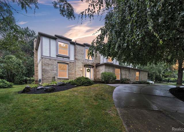 Property at 31037 N Park Dr, Farmington, MI 48331, 5 beds, 2.5 baths