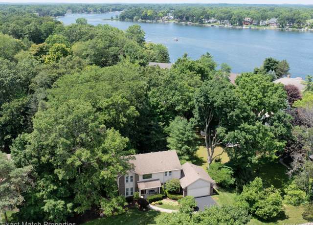 Property at 3742 Hearthstone Dr, Commerce Twp, MI 48382, 3 beds, 2.5 baths