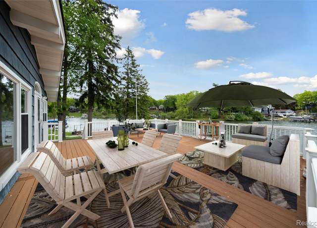 Property at 2009 Ridge Rd, White Lake, MI 48383, 4 beds, 2 baths