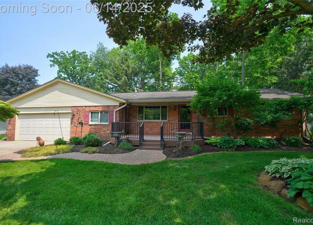 Property at 5614 Warbler Dr, Clarkston, MI 48346, 4 beds, 2.5 baths