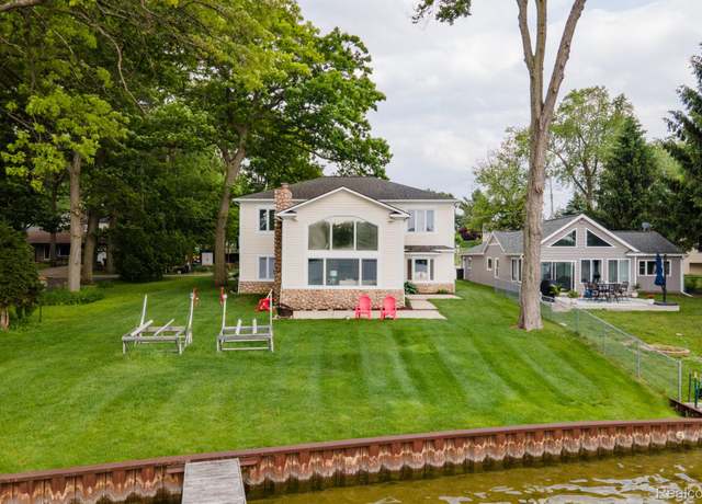 Property at 3831 Woodland Dr, Highland, MI 48356, 5 beds, 4.5 baths