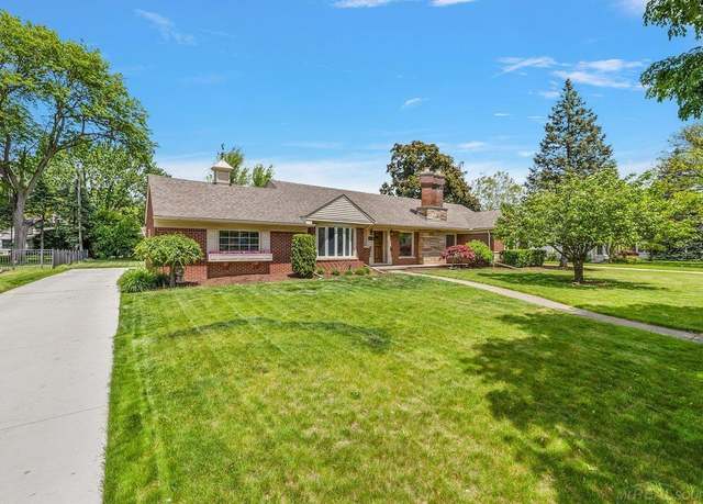 Property at 918 Lochmoor Blvd, Grosse Pointe Woods, MI 48236, 3 beds, 1.5 baths