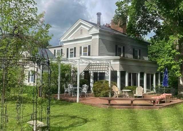 Property at 1167 N Dye Rd, Flint, MI 48532, 5 beds, 3.5 baths