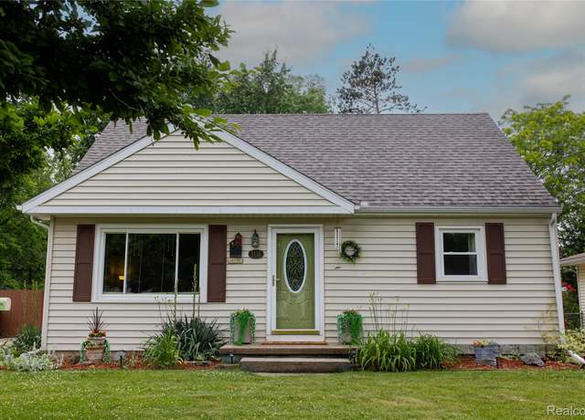 Property at 1118 Pine St, Grand Ledge, MI 48837, 4 beds, 1.5 baths