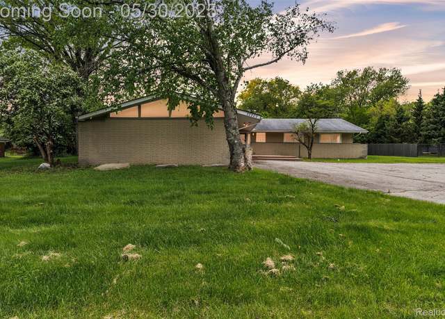 Property at 22929 Wrexford Dr, Southfield, MI 48033, 4 beds, 3.5 baths
