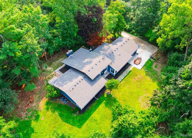 Property at 5815 Bloomfield Glens Rd, West Bloomfield Charter Township, MI 48322, 5 beds, 3.5 baths