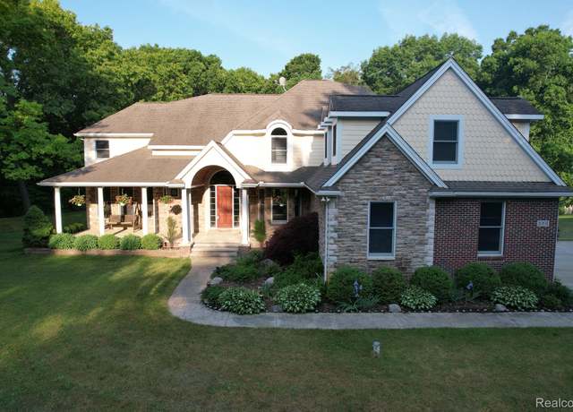 Property at 1091 N Kellogg Rd, Howell, MI 48843, 4 beds, 4.5 baths