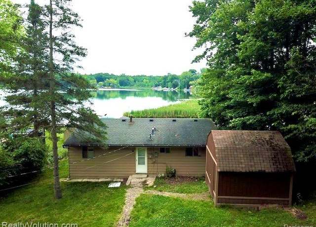 Property at 1998 Lakeview Dr, Lapeer, MI 48446, 2 beds, 1 bath