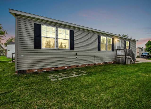 Property at 17128 Scarborough Dr, Macomb, MI 48044, 3 beds, 2 baths