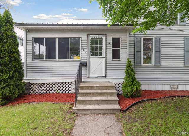 Property at 107 Frank St, Bay City, MI 48706, 4 beds, 1 bath