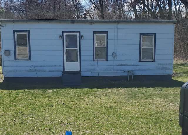Property at 1560 Highland Ave, Benton Harbor, MI 49022, 3 beds, 1 bath