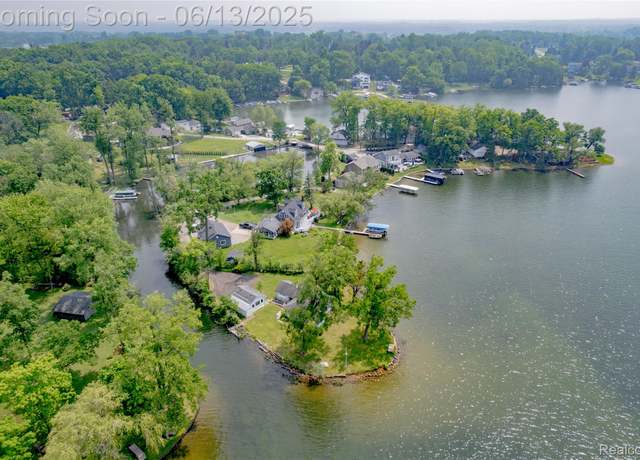 Property at 16434 Sharon Dr, Fenton, MI 48430, 3 beds, 1 bath