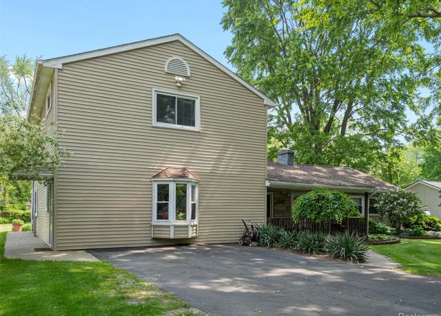 Property at 21425 Ulrich St, Clinton Township, MI 48036, 5 beds, 3 baths