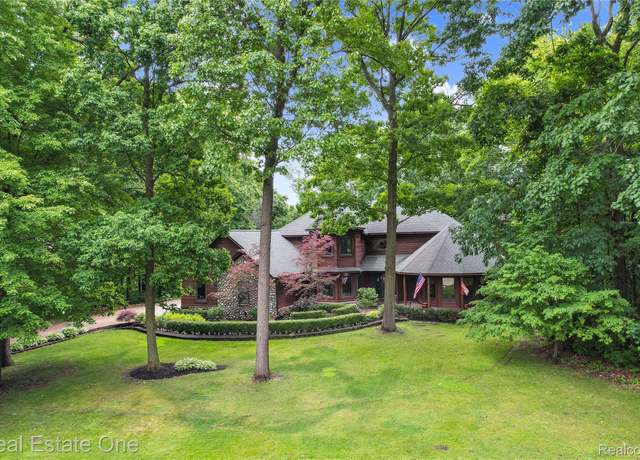 Property at 2300 Canyon Ridge Dr, White Lake, MI 48383, 4 beds, 3.5 baths