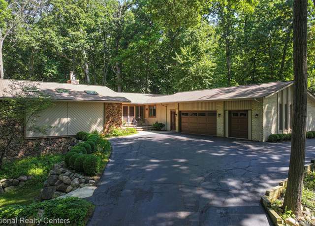 Property at 7500 Deerhill Dr, Clarkston, MI 48346, 4 beds, 3.5 baths