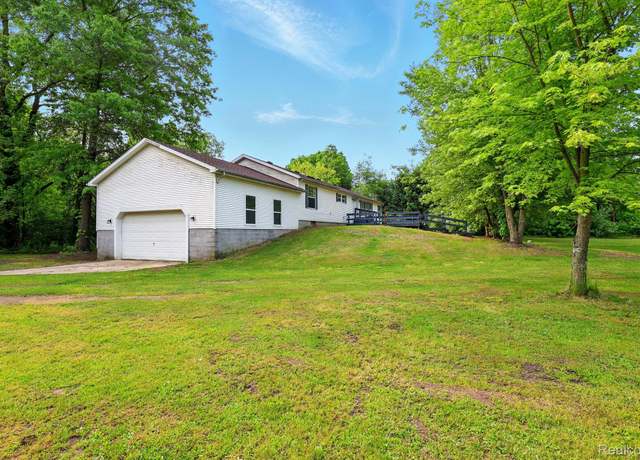 Property at 10900 Tuttlehill Rd, London Township, MI 48160, 3 beds, 2.5 baths