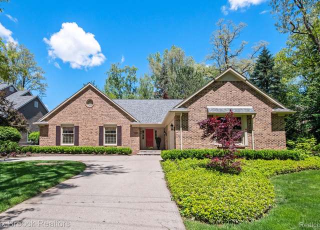 Property at 6082 N Shore Dr, West Bloomfield, MI 48324, 4 beds, 3.5 baths