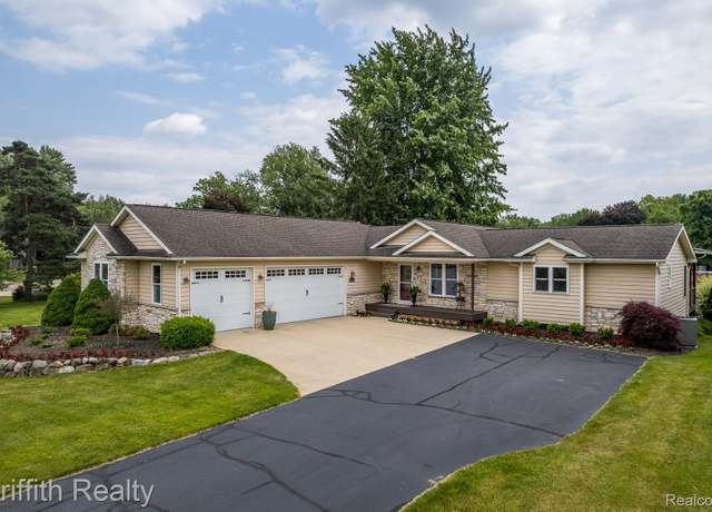 Property at 1158 Camelot Dr, Pinckney, MI 48169, 4 beds, 3 baths