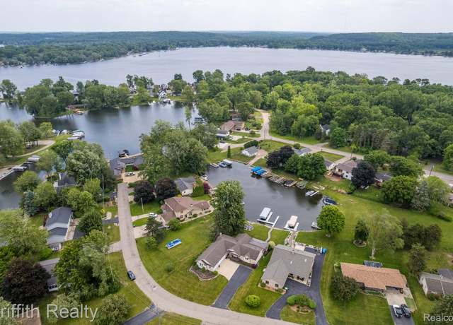 Property at 1158 Camelot Dr, Pinckney, MI 48169, 4 beds, 3 baths