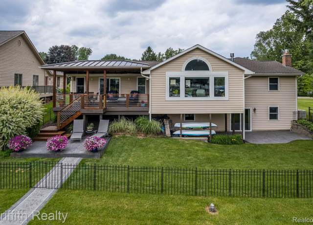 Property at 1158 Camelot Dr, Putnam Township, MI 48169, 4 beds, 3 baths