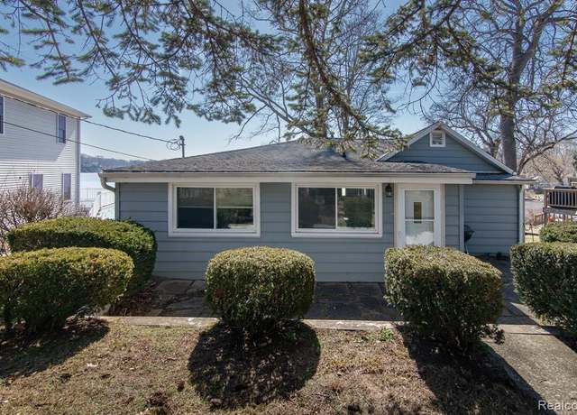 Property at 94687 Oak St, Dowagiac, MI 49047, 3 beds, 2.5 baths
