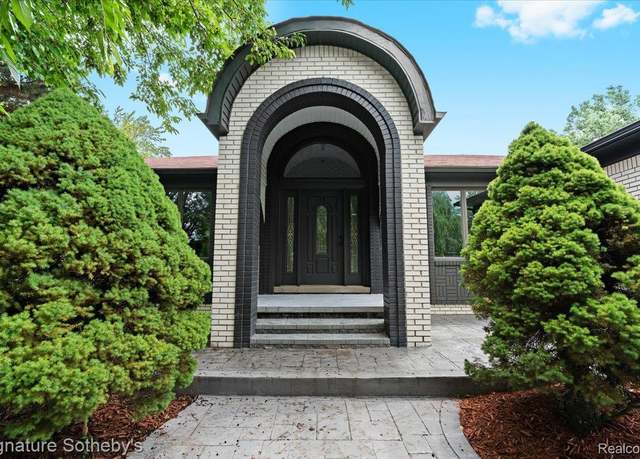 Property at 40526 Woodside Dr, Clinton Township, MI 48038, 4 beds, 4 baths