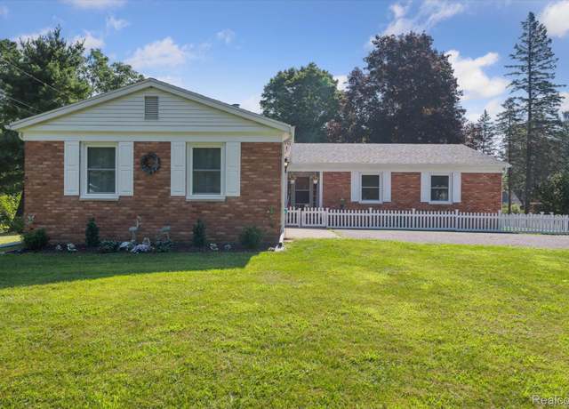 Property at 114 Park Ave, Holly, MI 48442, 3 beds, 2.5 baths