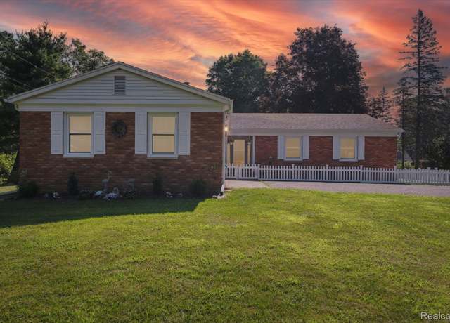 Property at 114 Park Ave, Holly, MI 48442, 3 beds, 2.5 baths