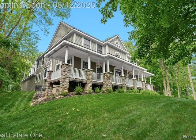 Property at 477 E Commerce St, Milford, MI 48381, 4 beds, 2.5 baths
