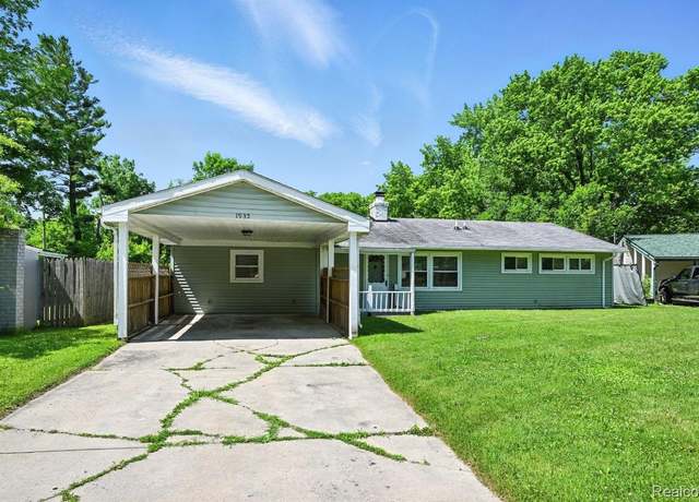 Property at 1935 Carmanbrook Pkwy, Flint, MI 48507, 5 beds, 1.5 baths