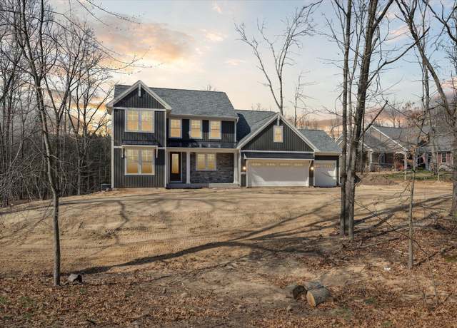 Property at 10438 Country Club Dr, Richland, MI 49083, 5 beds, 4.5 baths