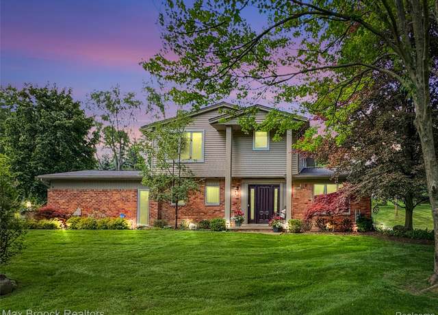 Property at 6907 W Knollwood Cir, West Bloomfield, MI 48322, 3 beds, 2.5 baths