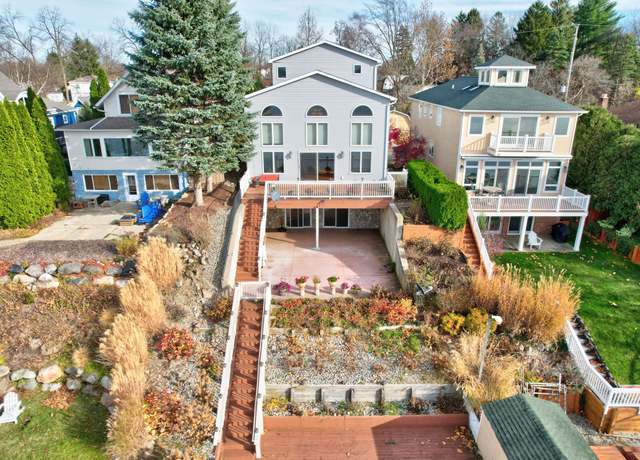 Property at 12160 Mantawauka Dr, Fenton, MI 48430, 4 beds, 4.5 baths