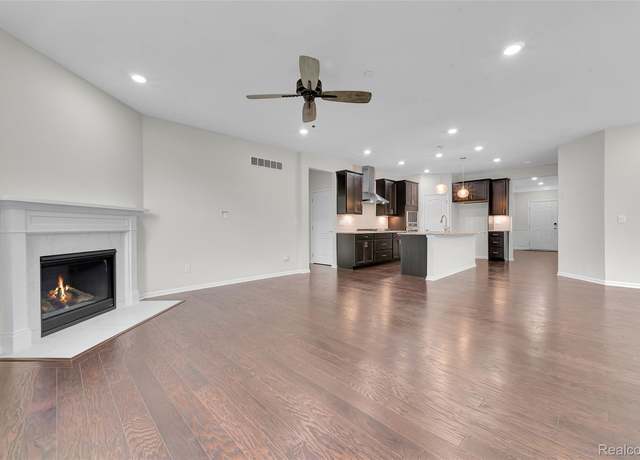 Property at 38731 Chasewood Ct, Farmington Hills, MI 48335, 2 beds, 2 baths