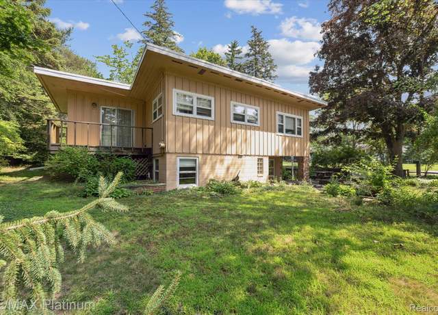 Property at 1243 Clearwater Blvd, White Lake, MI 48386, 3 beds, 1 bath