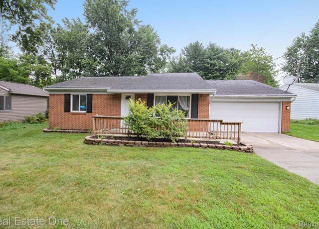 Property at 12161 Della Dr, Brighton, MI 48114, 2 beds, 1.5 baths