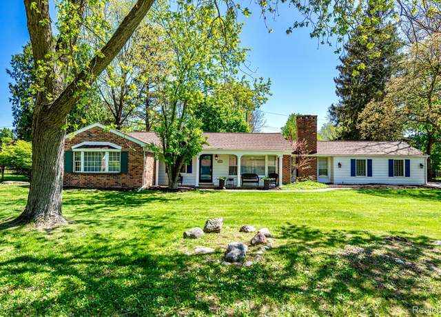 Property at 6861 N Clunbury Rd, West Bloomfield, MI 48322, 4 beds, 2.5 baths