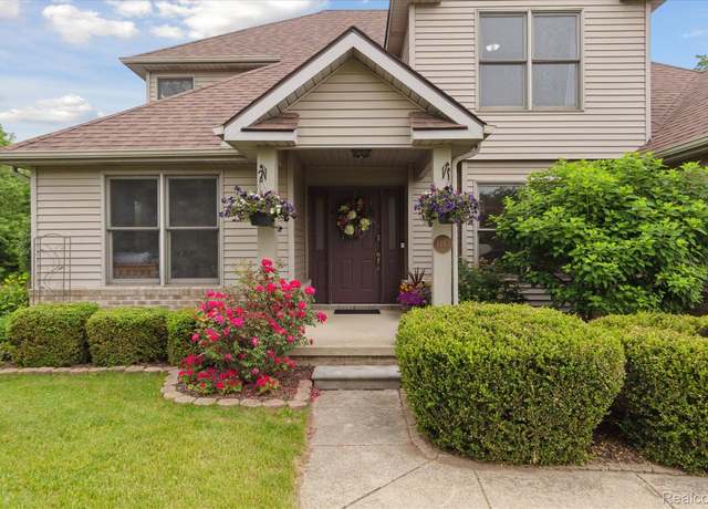 Property at 1453 Maplewood Dr, Saline, MI 48176, 4 beds, 2.5 baths
