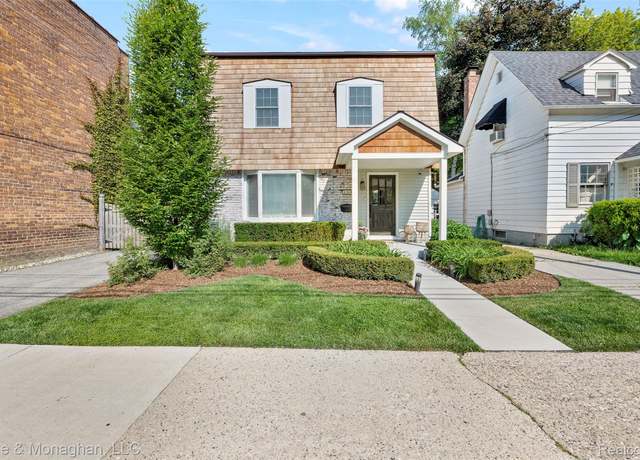 Property at 389 Kercheval Ave, Grosse Pointe, MI 48236, 3 beds, 2.5 baths