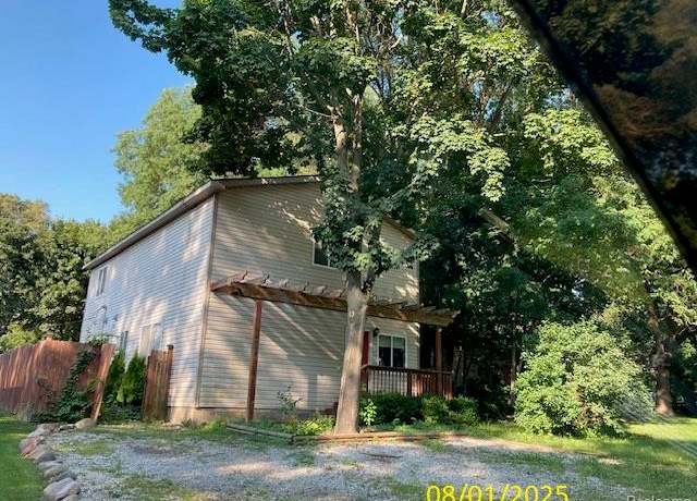 Property at 8548 Country Club Dr, Hamburg Township, MI 48169, 4 beds, 2 baths