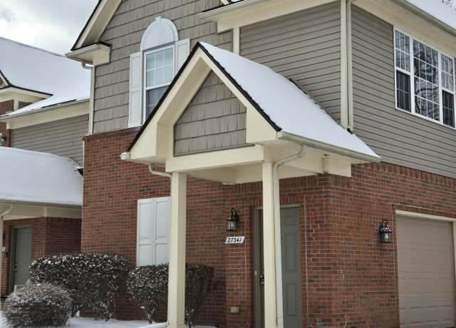 Property at 27341 Hidden Oaks Dr, Trenton, MI 48183, 2 beds, 2 baths