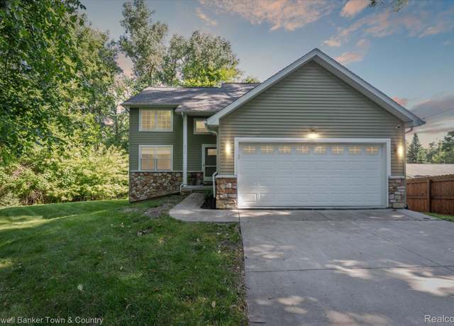 Property at 4577 Oaklawn Dr, Pinckney, MI 48169, 4 beds, 2.5 baths