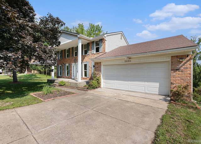 Property at 5690 Glen Eagles Dr, West Bloomfield Charter Township, MI 48323, 4 beds, 2.5 baths