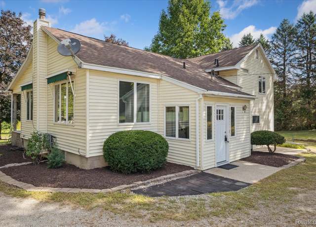 Property at 1202 Garden Rd, Milford Village, MI 48381, 3 beds, 2.5 baths
