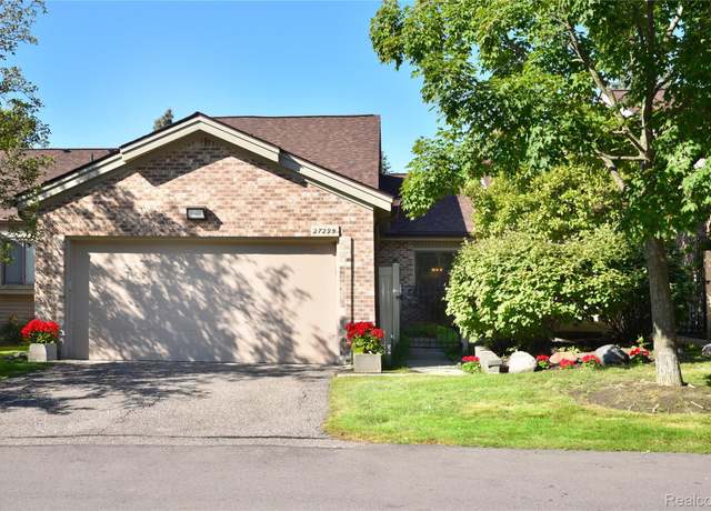 Property at 27295 Apple Blossom Ln, Southfield, MI 48034, 2 beds, 2 baths